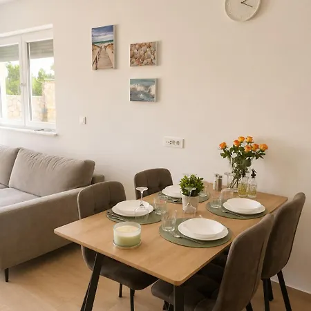 Apartman Mariner With Heated Pool
