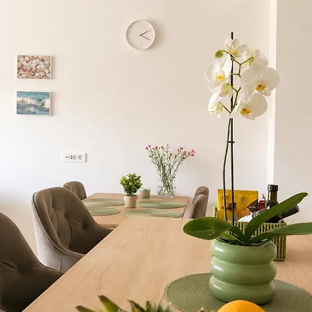 Apartman Mariner With Heated Pool