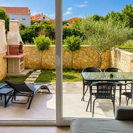 Apartment Mariner With Heated Pool Zaton (Zadar)